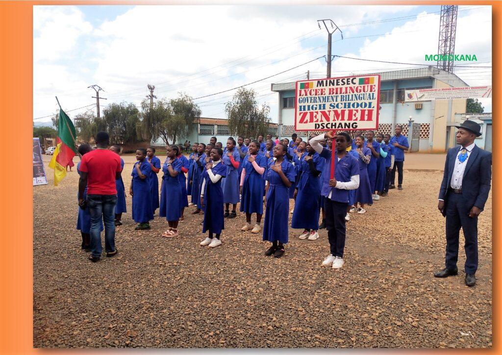 Des élèves du lycée Bilingue de Zenmeh exécutent l'hymne nationale du Cameroun